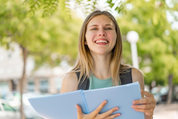 Jeune femme blonde à l'extérieur