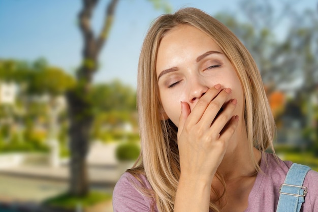 Jeune femme blonde fatiguée