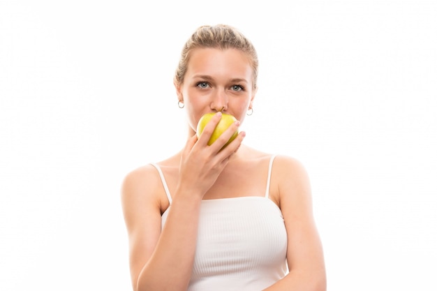 Jeune femme blonde sur fond blanc isolé avec une pomme