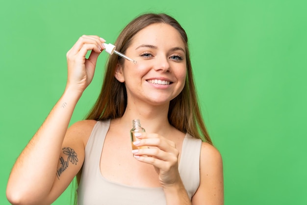 Jeune femme blonde sur fond isolé