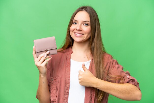 Jeune femme blonde sur fond isolé