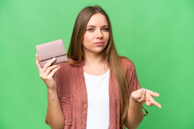 Jeune femme blonde sur fond isolé