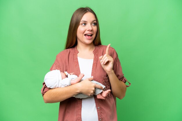 Jeune femme blonde sur fond isolé