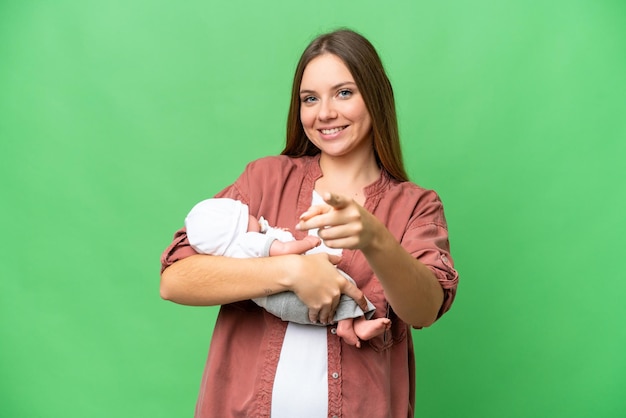 Jeune femme blonde sur fond isolé