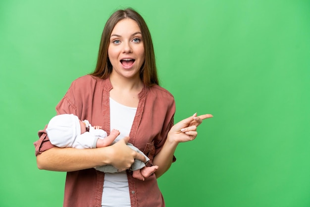 Jeune femme blonde sur fond isolé