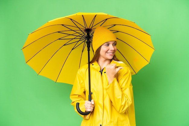 Jeune femme blonde sur fond isolé