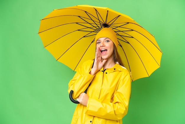 Jeune femme blonde sur fond isolé