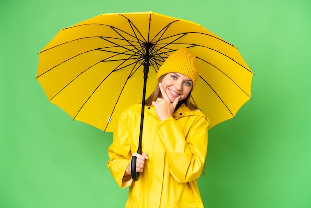 Jeune femme blonde sur fond isolé