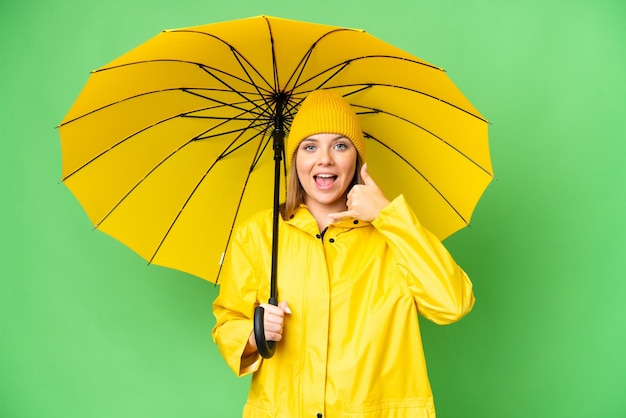 Jeune femme blonde sur fond isolé