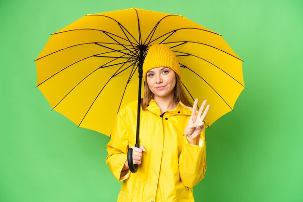 Jeune femme blonde sur fond isolé