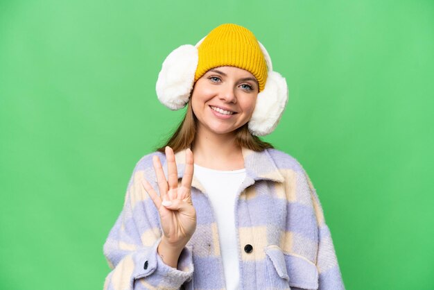 Jeune femme blonde sur fond isolé