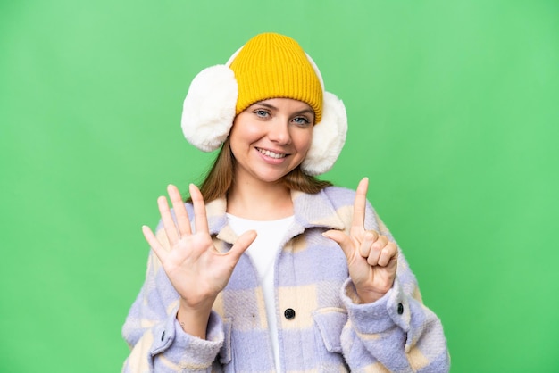 Jeune femme blonde sur fond isolé