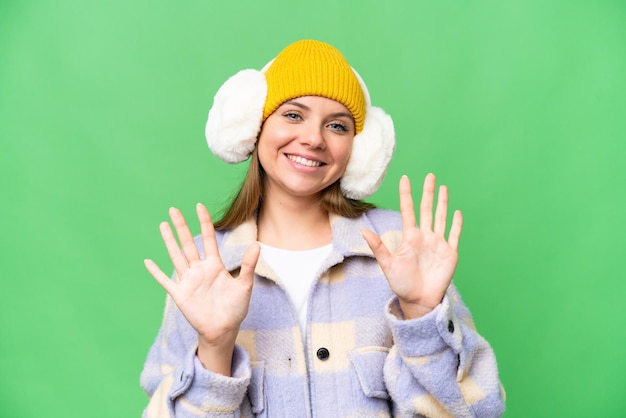 Jeune femme blonde sur fond isolé