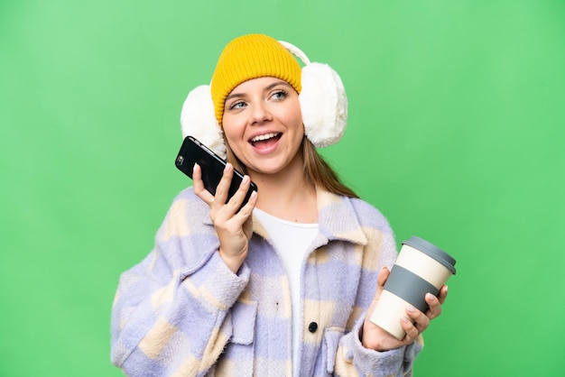 Jeune femme blonde sur fond isolé