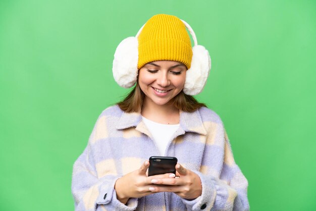 Jeune femme blonde sur fond isolé