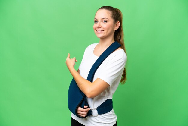 Jeune femme blonde sur fond isolé