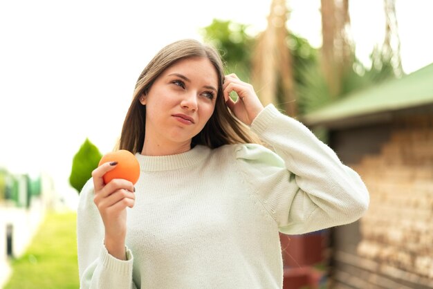 Jeune femme blonde sur fond isolé