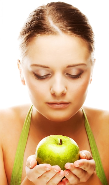 Jeune femme blonde heureuse avec apple
