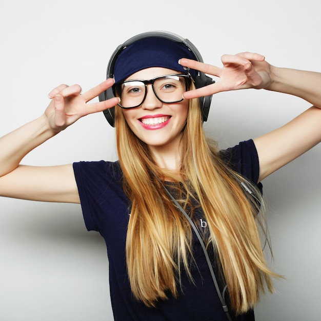 Jeune femme blonde heureuse, tourné en studio