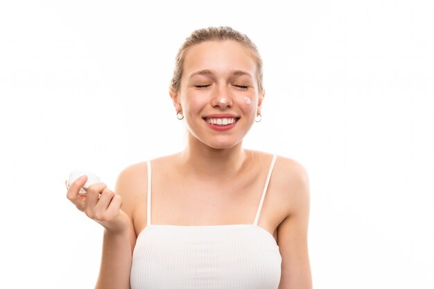 Jeune femme blonde avec un hydratant