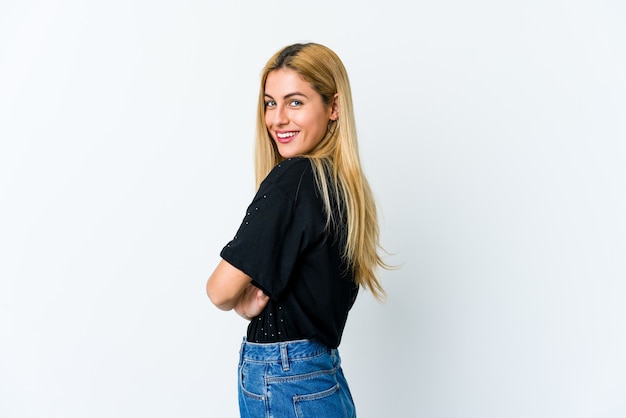 Jeune femme blonde isolée sur blanc heureuse, souriante et joyeuse.