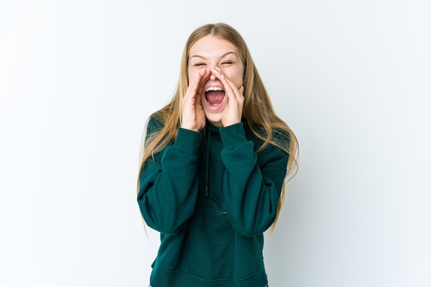 Jeune femme blonde isolée sur fond blanc criant excité à l'avant.