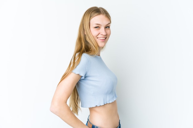 Jeune femme blonde isolée sur un mur blanc confiant en gardant les mains sur les hanches.