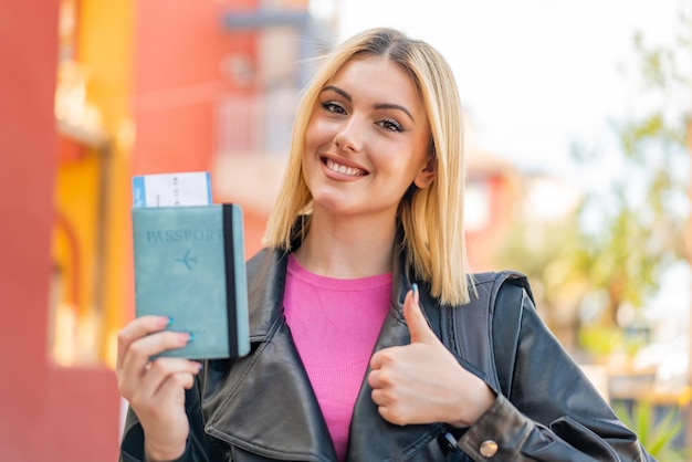 Une jeune femme blonde et jolie à l'extérieur