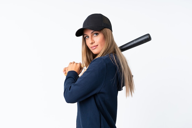 Jeune femme blonde jouant au baseball