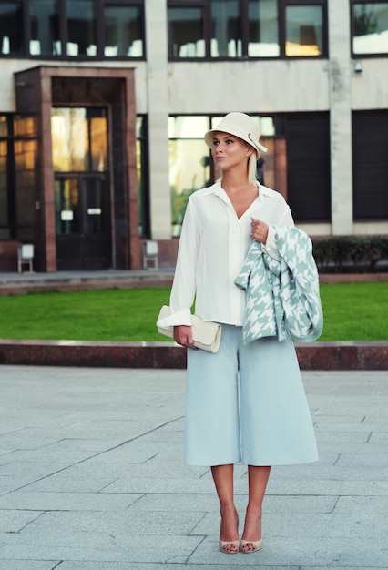 jeune femme blonde marchant dans la rue