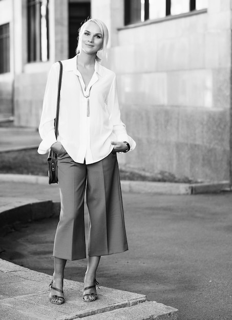 Jeune femme blonde marchant dans la rue