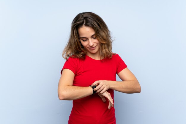 Jeune femme blonde avec une montre au poignet