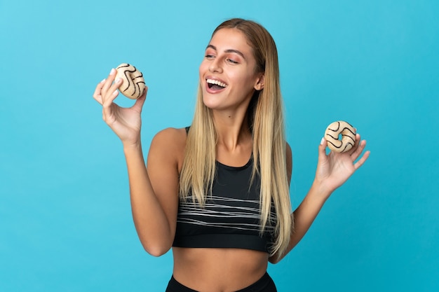 Jeune femme blonde plus isolée avec une expression heureuse