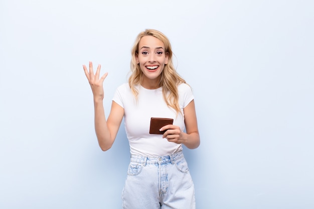 jeune femme blonde avec un portefeuille se sentir heureux