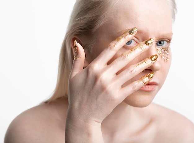 Photo jeune femme blonde avec portrait maquillage brillant
