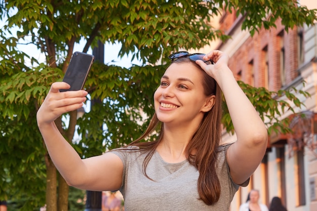 Jeune femme blonde prenant un selfie