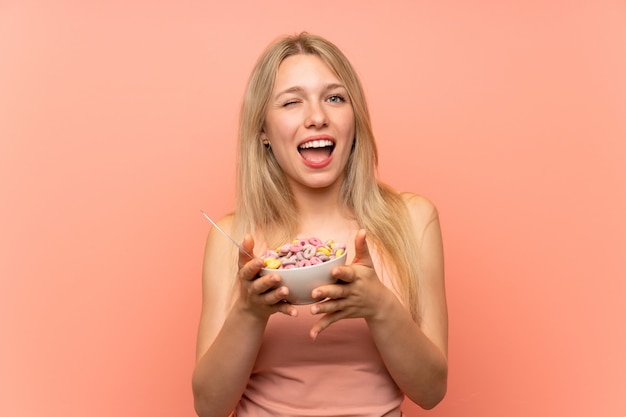 Jeune femme blonde prenant son petit déjeuner