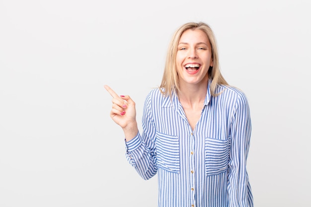 Jeune femme blonde riant aux éclats d'une blague hilarante