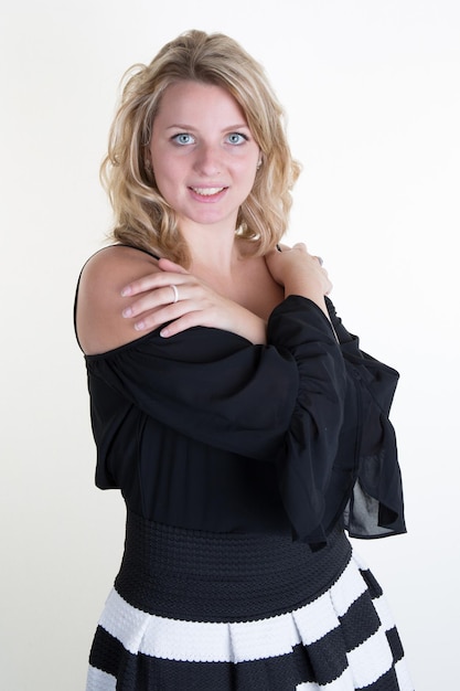 Jeune femme blonde avec une robe noire et blanche