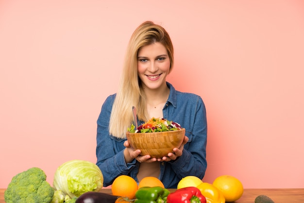 Jeune femme blonde avec une salade