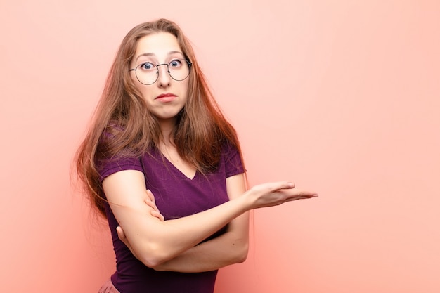 Jeune femme blonde se sentant confuse et désemparée, s'interrogeant sur une explication ou une pensée douteuse