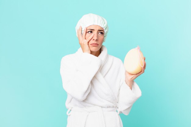 Jeune femme blonde se sentant ennuyée, frustrée et endormie après une période fastidieuse. notion de douche.