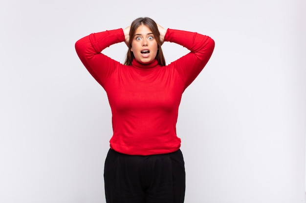 Jeune femme blonde se sentant stressée, inquiète, anxieuse ou effrayée, les mains sur la tête, paniquée par erreur