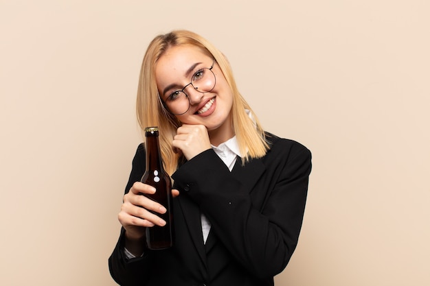 Jeune femme blonde se sentir amoureuse et à la mignonne, adorable et heureuse