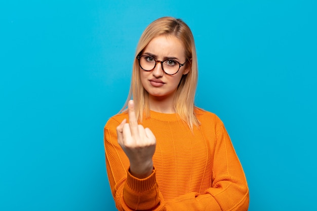 Jeune femme blonde se sentir en colère, ennuyé, rebelle et agressif