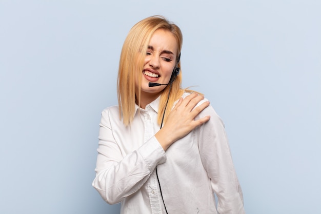 Jeune femme blonde se sentir fatiguée, stressée, anxieuse, frustrée et déprimée, souffrant de douleurs au dos ou au cou