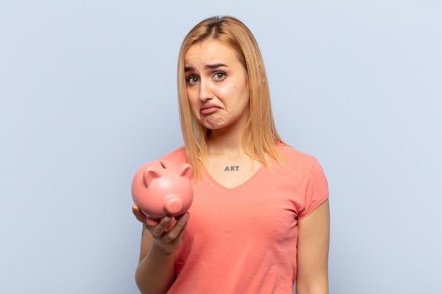 Jeune femme blonde se sentir triste et pleurnicher avec un regard malheureux, pleurant avec une attitude négative et frustrée