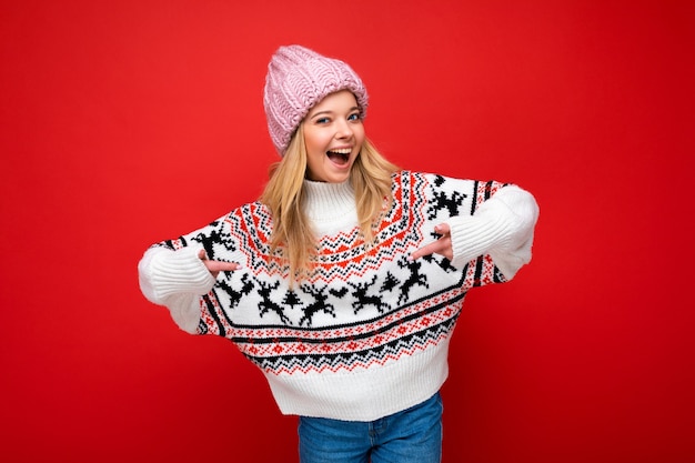 Jeune femme blonde séduisante drôle heureuse positive avec des émotions sincères