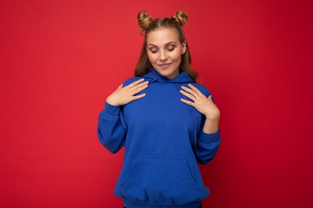 Jeune femme blonde séduisante positive et heureuse avec deux cornes avec des émotions sincères portant des vêtements élégants