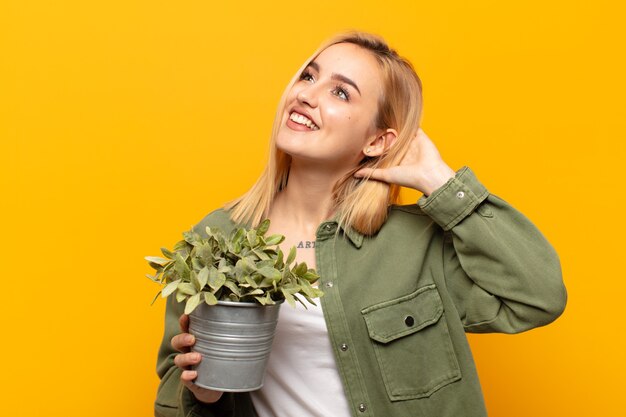 Jeune femme blonde souriante et se sentir détendue, satisfaite et insouciante, rire positivement et refroidir